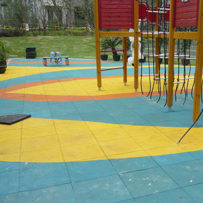 在幼儿园游乐场安装橡胶地板砖